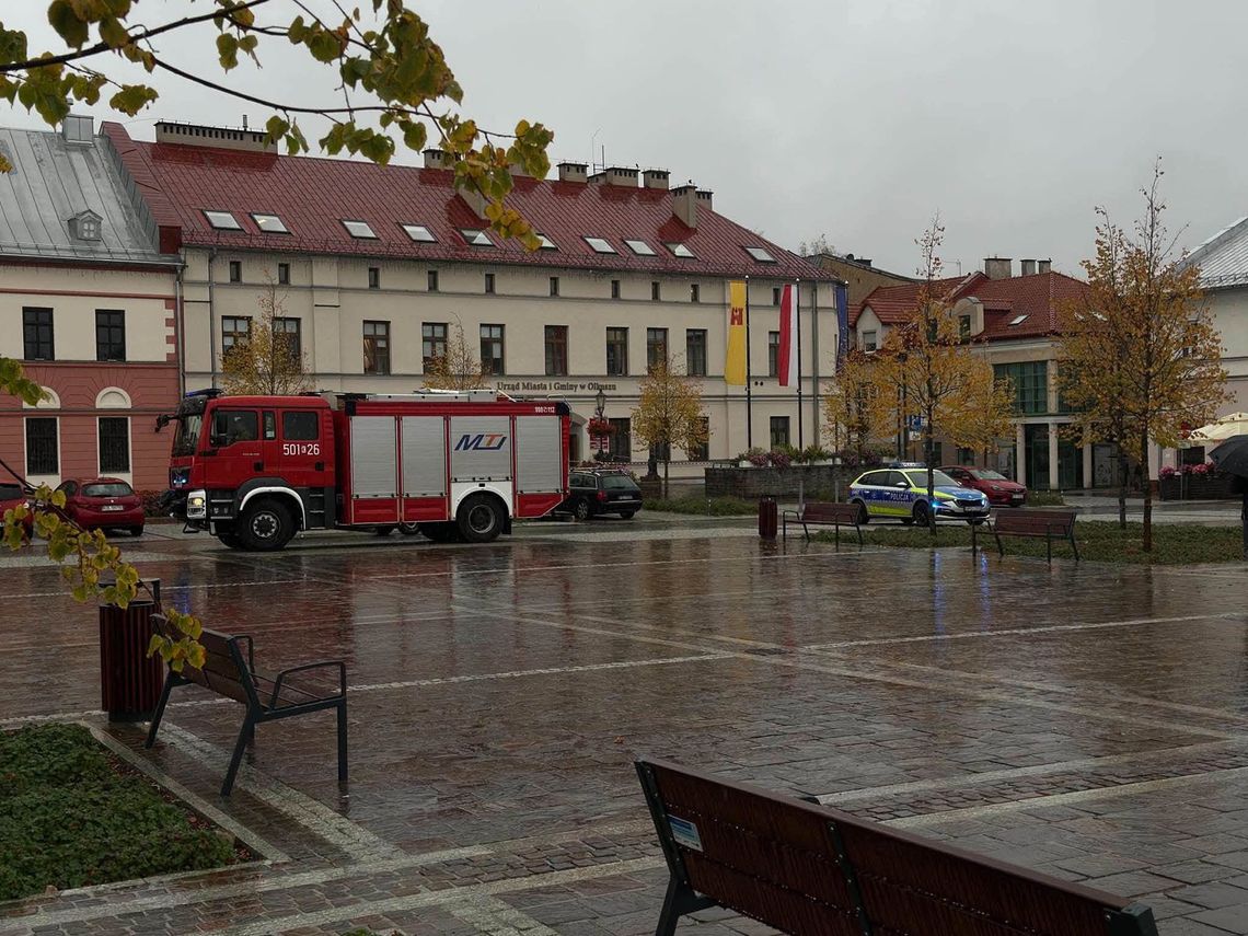 Alarmy bombowe w Olkuszu. Ewakuowano pracowników urzędu i prywatnych biur Alarmy bombowe w Olkuszu. Ewakuowano pracowników urzędu i prywatnych biur