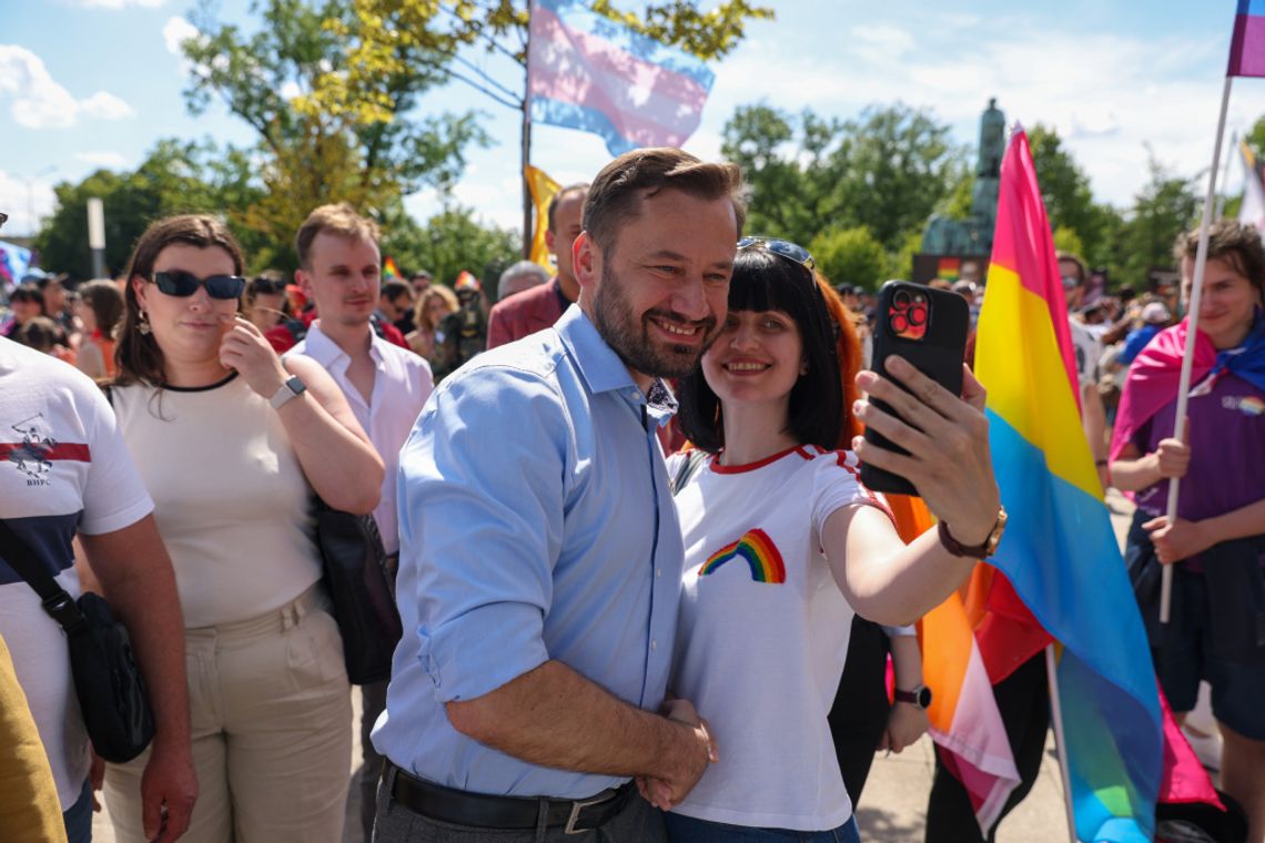 Na zdjęciu Aleksander Miszalski na Paradzie Równości w Krakowie