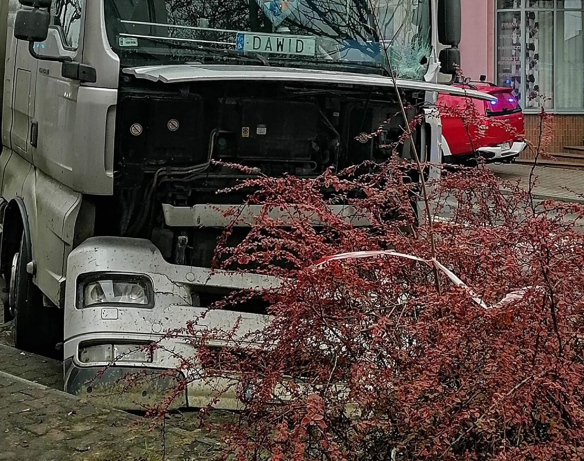 Andrychów. Ciężarówka zatrzymała się na betonowych schodach (GALERIA)