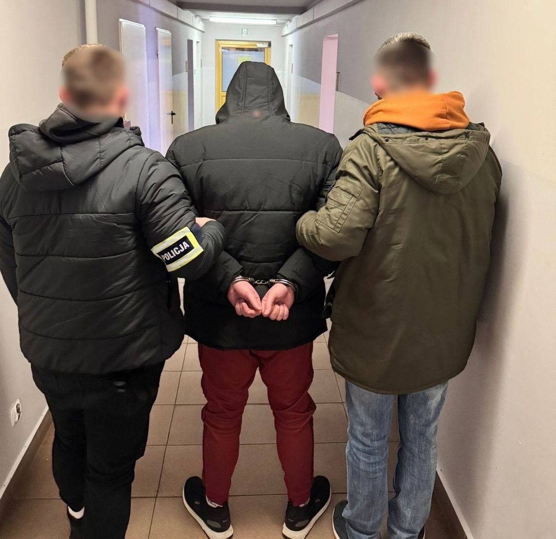 Atak na bloki w Nowej Hucie: 37-latek rozbił szyby i doprowadził do zalania piwnic Osiedle oświecenia, Nowa Huta, Kraków, zatrzymany wandal, złapany wandal, Policja, demolował bloki w Nowej Hucie