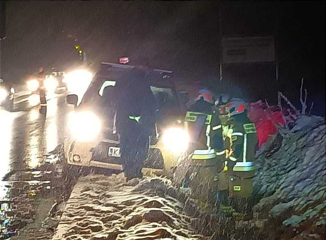 Atak zimy. Samochody w rowie na terenie gminy Skała