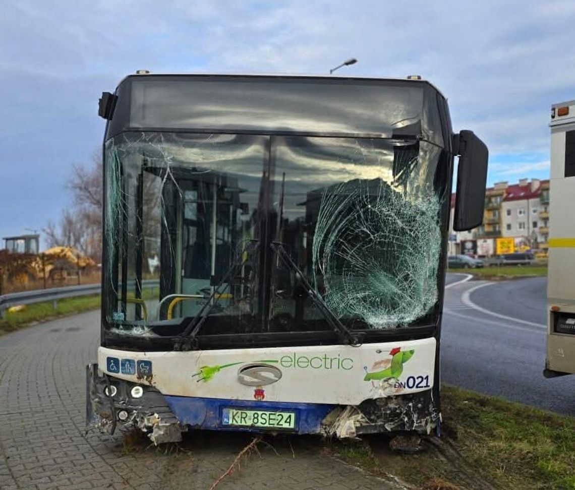 Autobus krakowskiego MPK wjechał w ogrodzenie. Szczęśliwy finał [ZDJĘCIA]