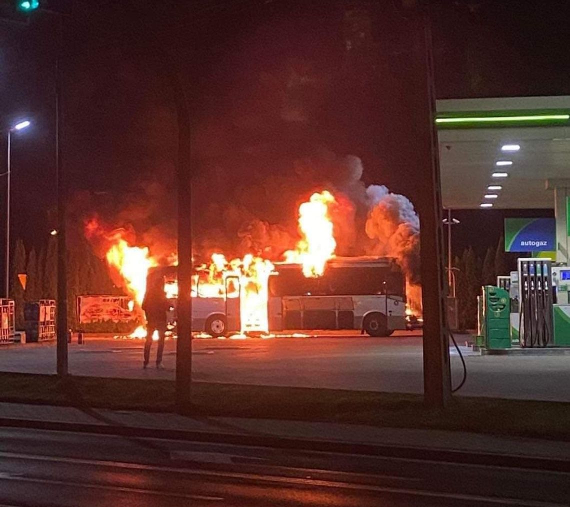 Na zdjęciu płonący autobus na stacji paliw w Bibicach