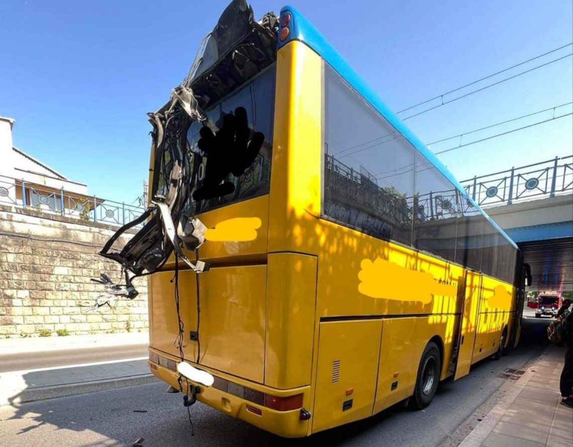 Autobus zablokował się pod wiaduktem nad ulicą Prądnicką [ZDJĘCIA]