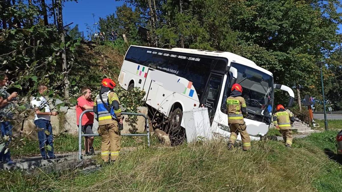 Autokar stoczył się ze skarpy w Zakopanem. Jedna osoba ranna