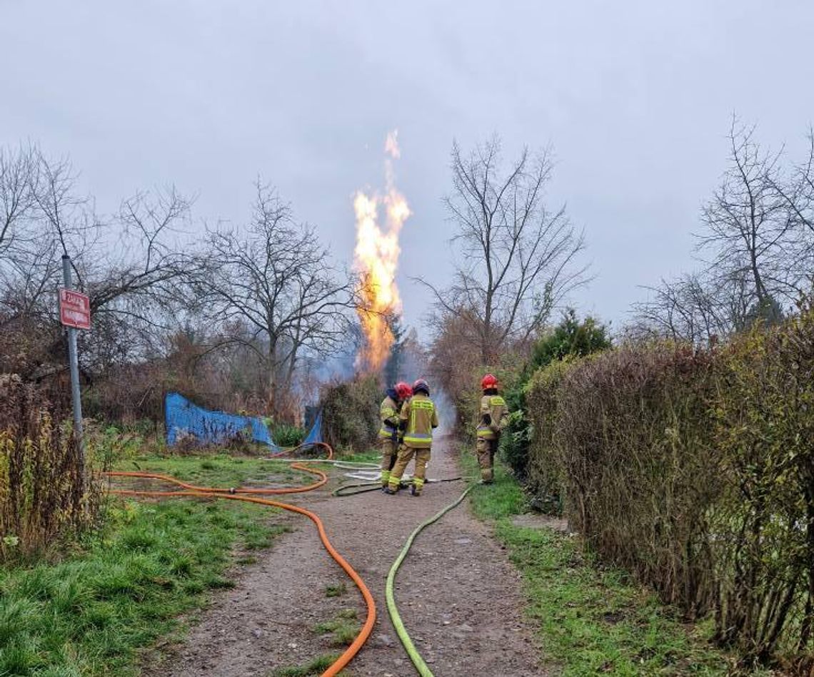 Kraków, gazociąg, na sygnale, rozszczelnienie gazociągu, akcja ratunkowa, akcja ratownicza, straż pożarna