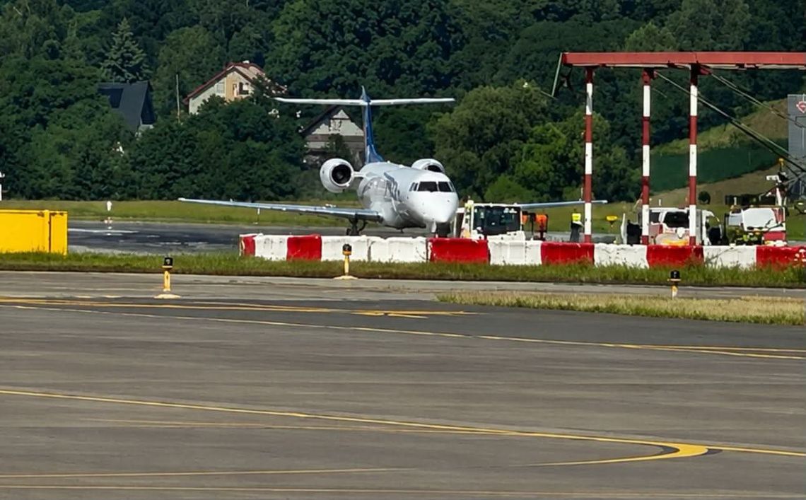 Awaria samolotu sparaliżowała ruch na lotnisku w Balicach. Pas był zablokowany sSamolot Embraer wykonujący lot o numerze AGR 1071 po awarii zablokował pas startowy na lotnisku w Balicach