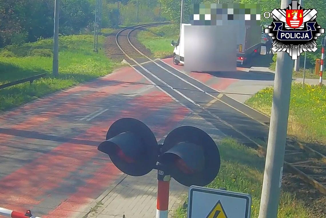 Sucha Beskidzka, przejazd kolejowy, policja Sucha Beskidzka, przepisy drogowe, kara za wjazd na tory