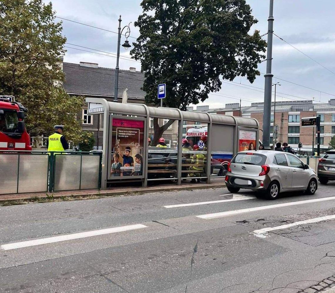 Blisko tragedii w Krakowie. Rozpędzony samochód wjechał w przystanek