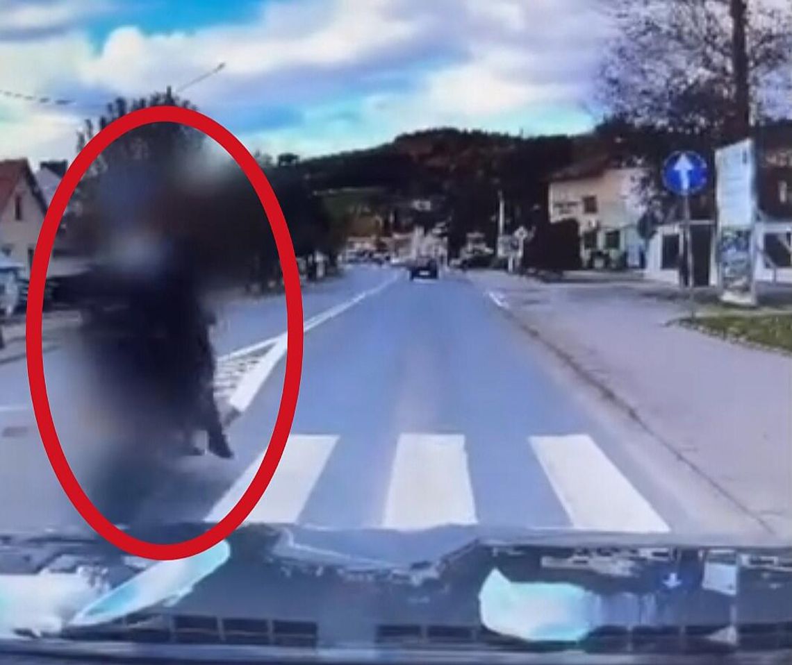 Łącko, powiat nowosądecki, potrącenie pieszego, motocyklista potrącił pieszego, motocyklista wjechał w pieszego, na sygnale, akcja ratunkowa