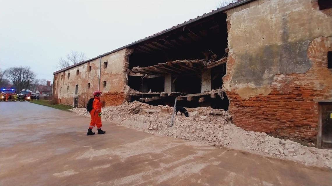 Na zdjęciu ściana starego spichlerza, która runęła na drogę w Radłowie