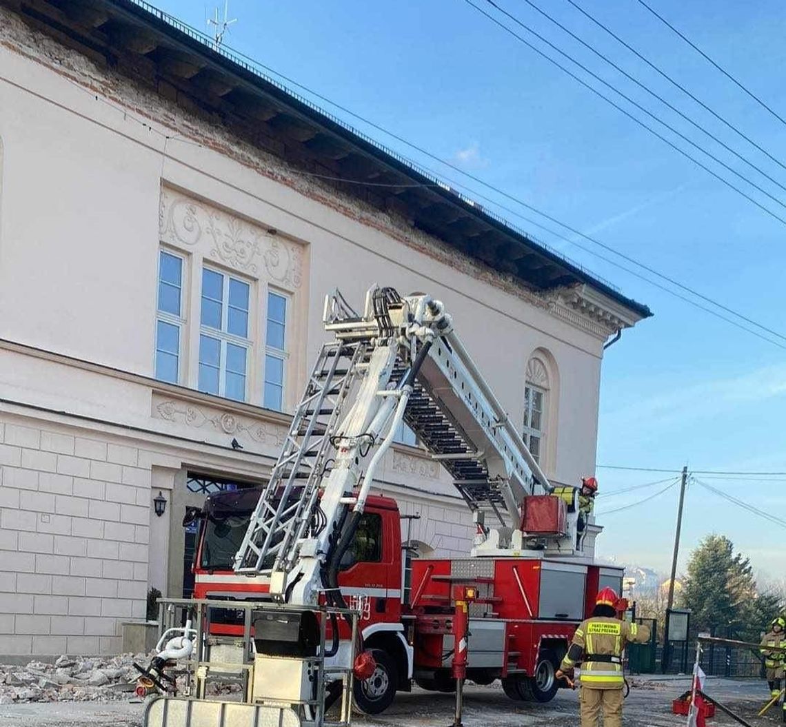 Na zdjęciu uszkodzony budynek dworu w Radziszowie i strażacy