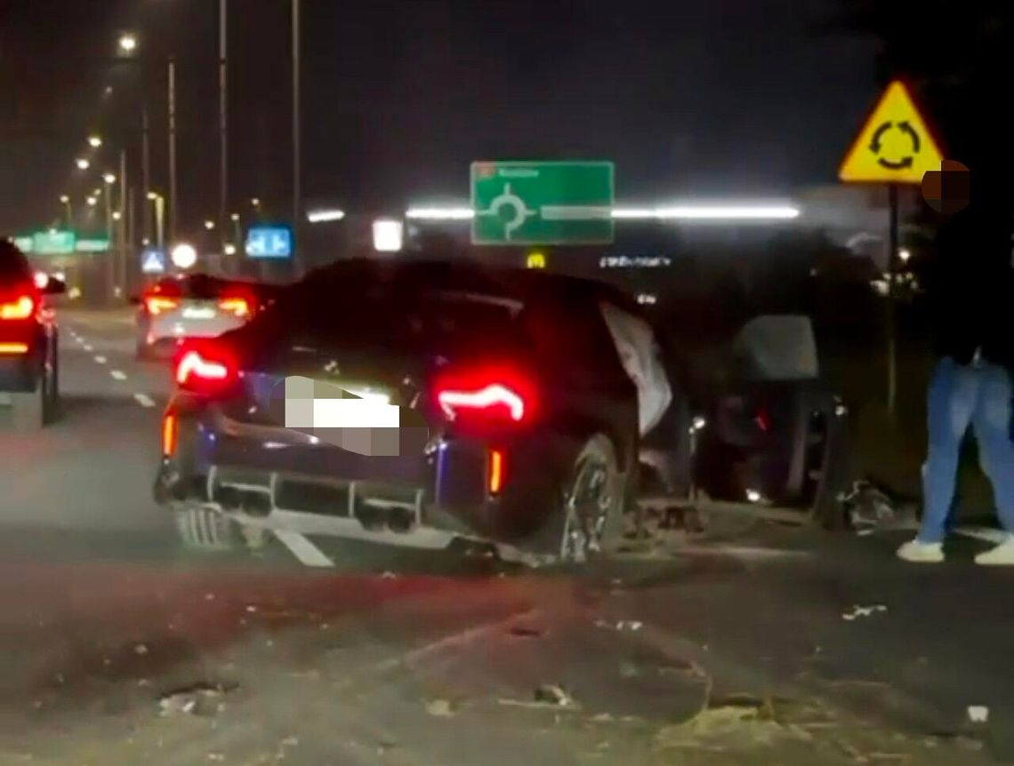 Rozbite BMW na pasie Zakopianki w kierunku Nowego Targu