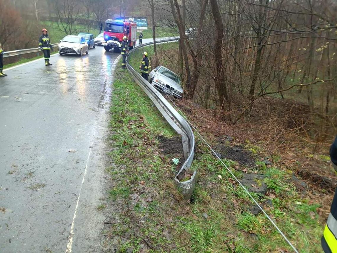 Na zdjęciu samochód marki BMW, który wypadł z drogi na terenie powiatu tarnowskiego
