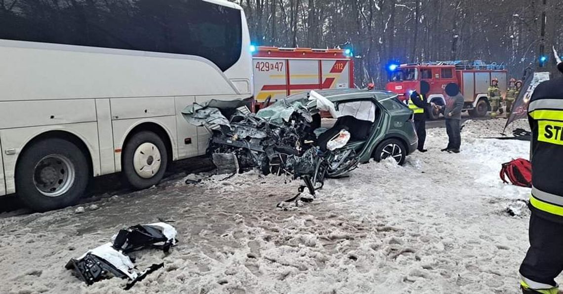 Brodła. Dwie osoby ranne w zderzeniu osobówek z autobusem (ZDJĘCIA)