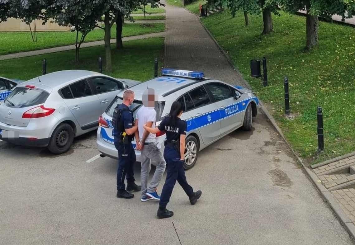 Na zdjęciu moment aresztowania 36-letniego mieszkańca gminy Gdów