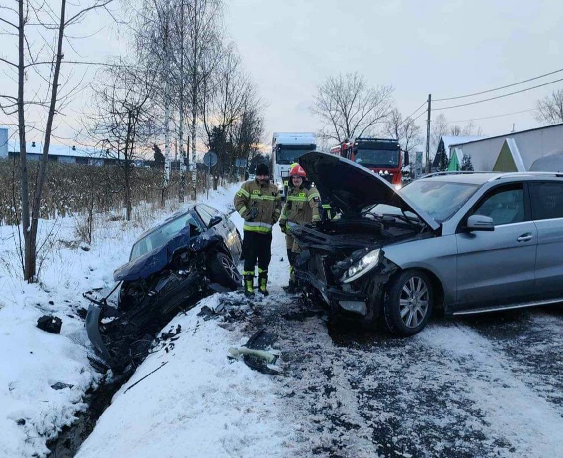 Na zdjęciu dwa rozbite pojazdy podczas wypadku w miejscowości Brzezie