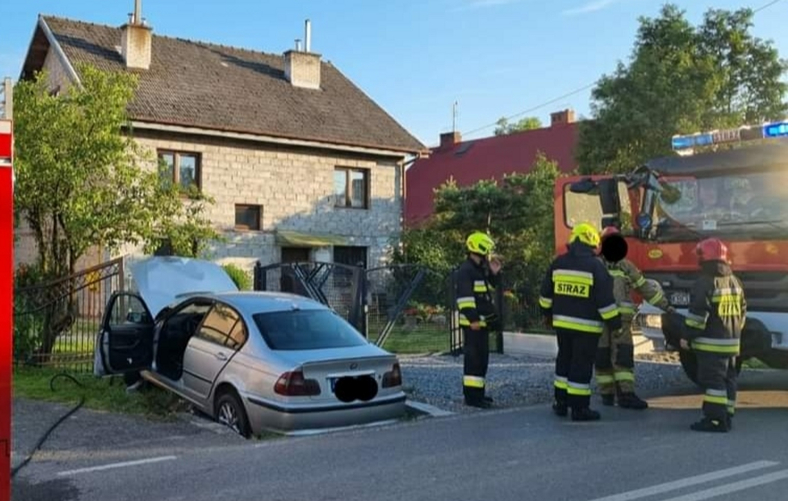 Brzeźnica. Pił alkohol w samochodzie i rozbił się na ogrodzeniu