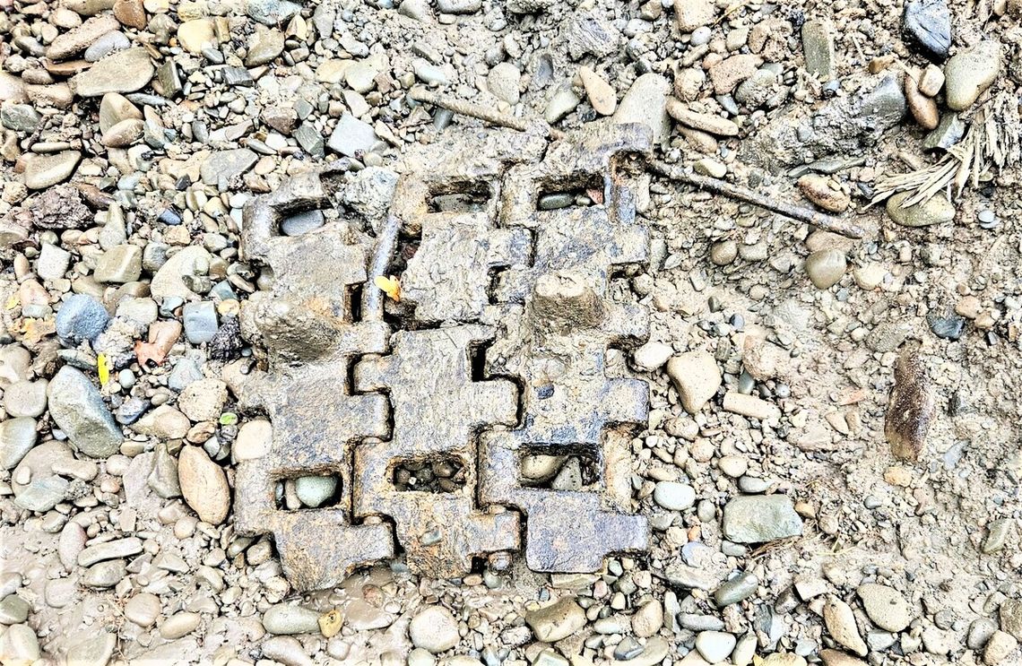 Budowa drogi powiatowej w Kętach wstrzymana. Znaleziono metalowy obiekt Budowa drogi powiatowej w Kętach wstrzymana. Znaleziono metalowy obiekt