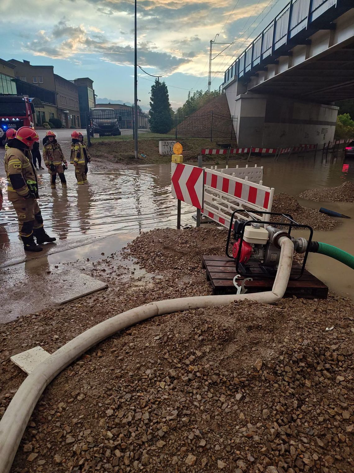 Nad Małopolską przechodzą gwałtowne burze, którym towarzyszą intensywne opady deszczu, silny wiatr oraz lokalne opady gradu. Instytut Meteorologii i Gospodarki Wodnej wydał ostrzeżenia dla wszystkich powiatów województwa, a mieszkańcy otrzymują również Alert RCB