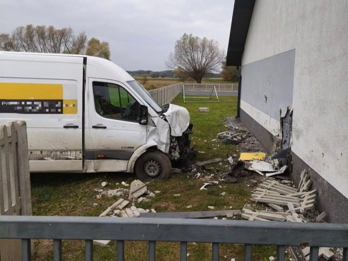 Bus uderzył w ścianę remizy OSP Zabrnie. Kierowca trafił do szpitala Bus uderzył w ścianę remizy OSP Zabrnie. Kierowca trafił do szpitala