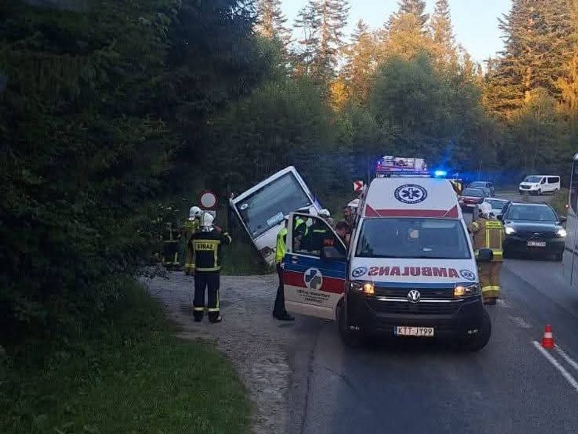 Zakopane, wypadek, bus, ulica Balzera, służby ratunkowe, OSP, straż pożarna, policja, JRG Zakopane, kolizja, bezpieczeństwo na drodze, Tatry, Małe Ciche, Murzasichle