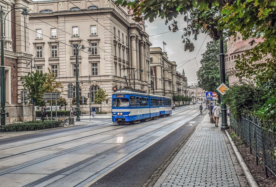 Na zdjęciu jedna z krakowskich ulic oraz pędzący torami tramwaj MPK Kraków