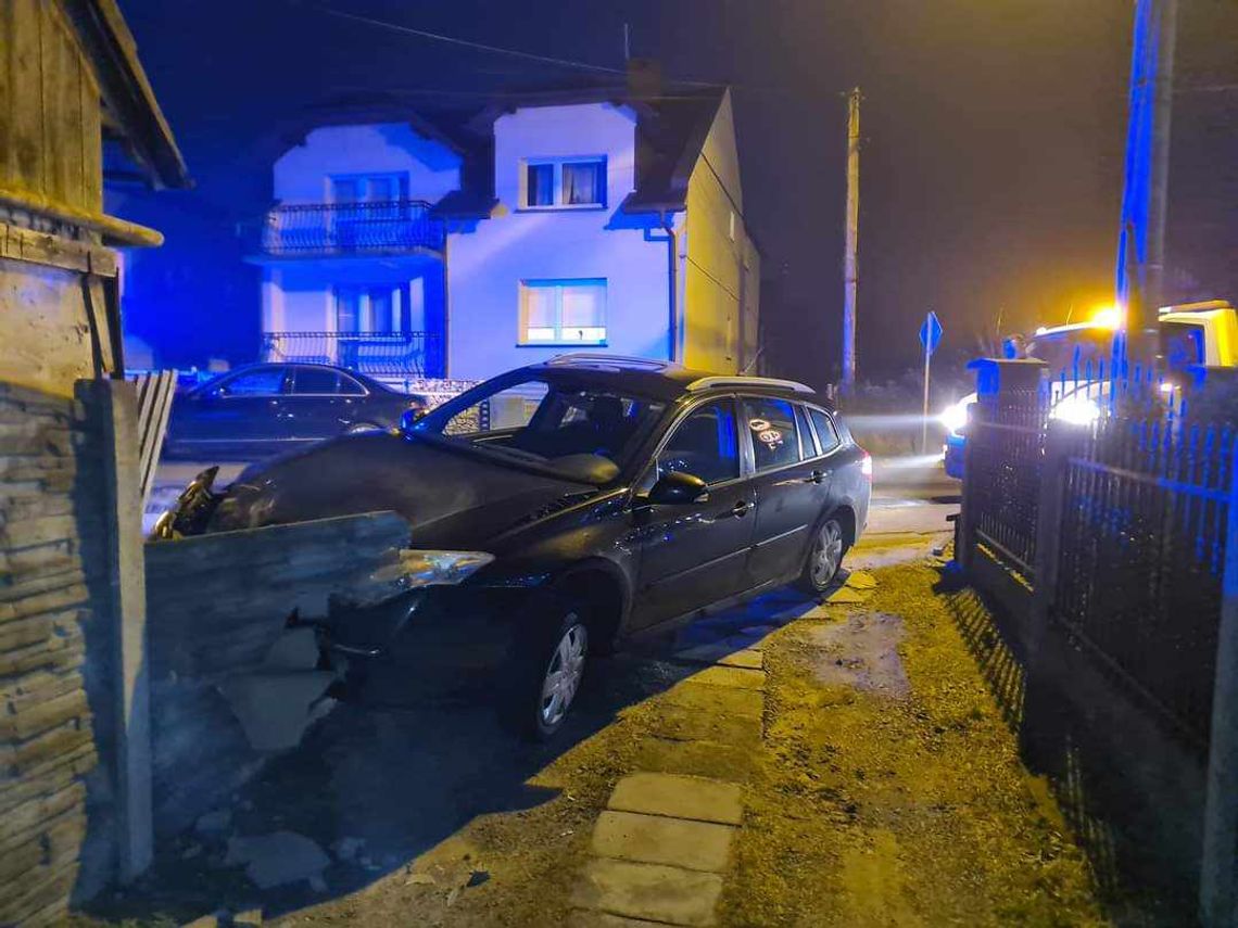 Na zdjęciu Renault Laguna, który zatrzymał się na płocie