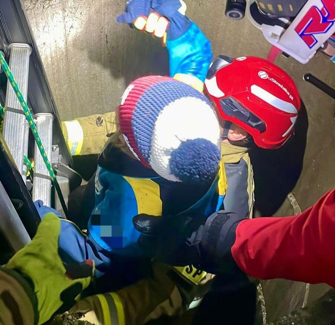 Myślenice, dziecko wpadło do studni, akcja ratunkowa, straż pożarna, strażacy, wyciąganie dziecka ze studni