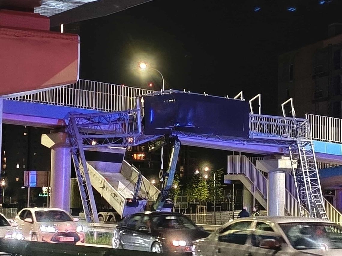 Trasa Wolbromska, uszkodzona kładka dla pieszych w Krakowie, Kraków, Krowodrza Górka, ulica Sosabowskiego