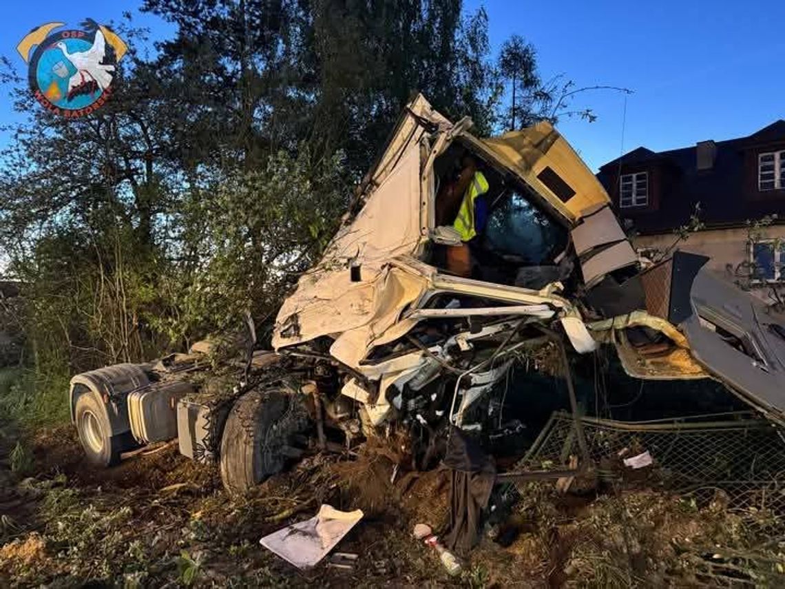 zdarzenie drogowe Wola Batorska, wypadek ciężarówki Wola Batorska, ciężarówka uderzyła w drzewo Wola Batorska, OSP Wola Batorska akcja, JRG Wieliczka interwencja