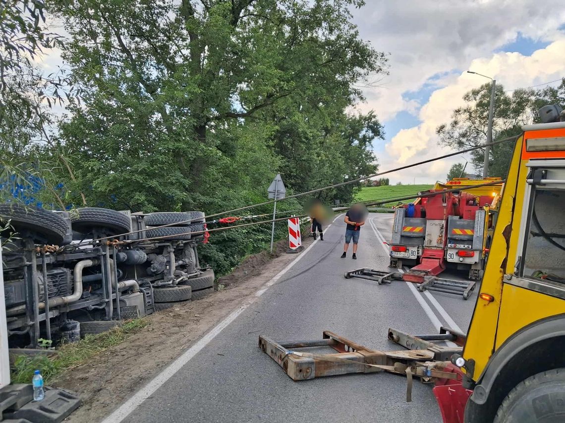 wypadek Witanowice, wypadek Tomice, ciężarówka Witanowice, wypadek na drodze powiatowej, ulica Krakowska, Witanowice wypadek, utrudnienia w ruchu, wypadek Małopolska, ciężarówka z betonem, policja, straż pożarna, JRG Wadowice, OSP Witanowice, wypadek drogowy, gruszka z betonem