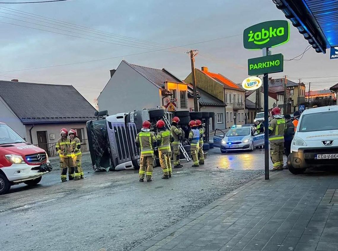 Ciężarówka przewróciła się w Koszycach, tworząc ogromne utrudnienia [FOTO]