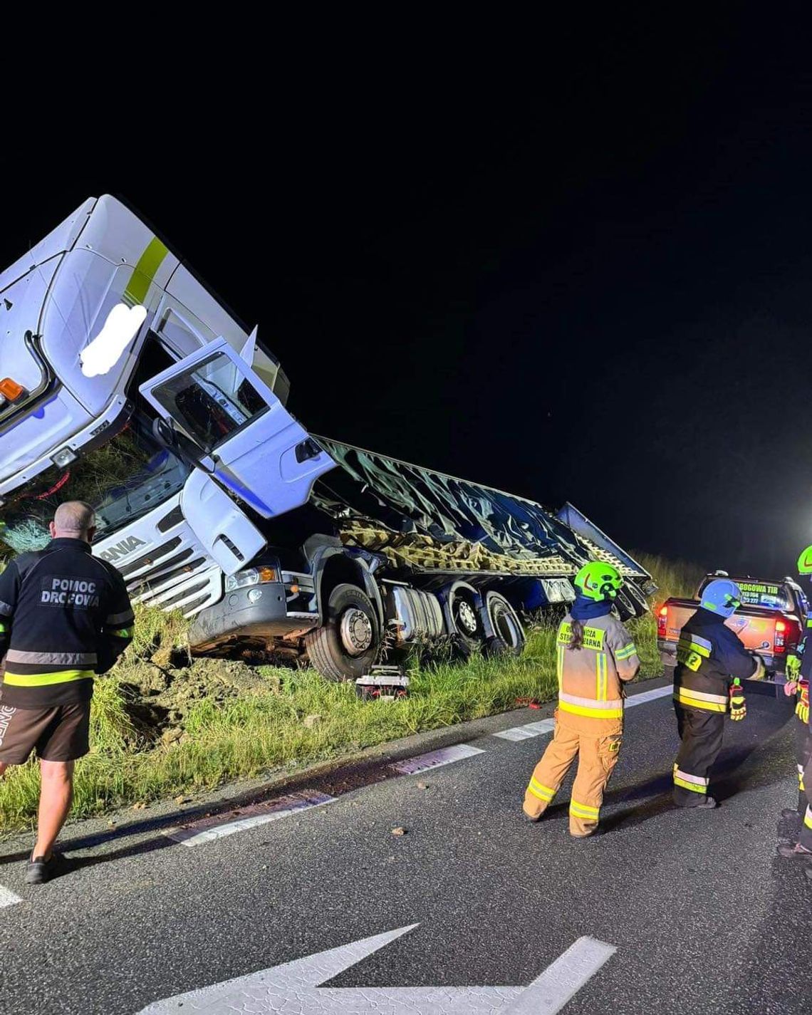 Na zdjęciu samochód ciężarowy, który wypadł z DK94 w Gotkowicach