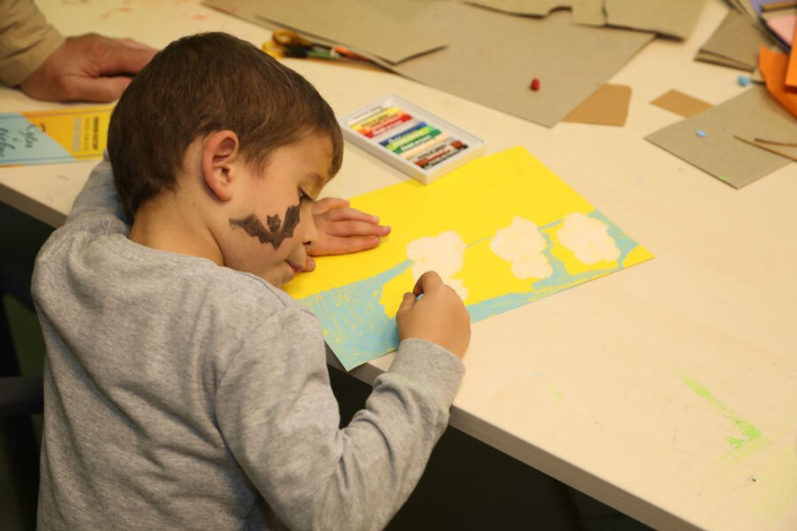 Na zdjęciu dziecko malujące podczas zajęć