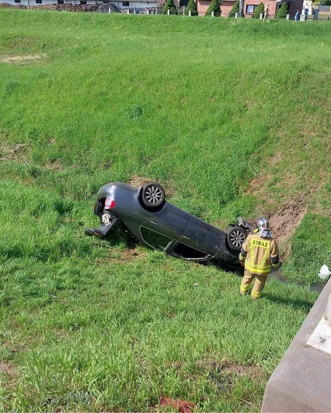 Czernichów. Samochód wpadł do potoku, a kierowca uciekł [ZDJĘCIA]