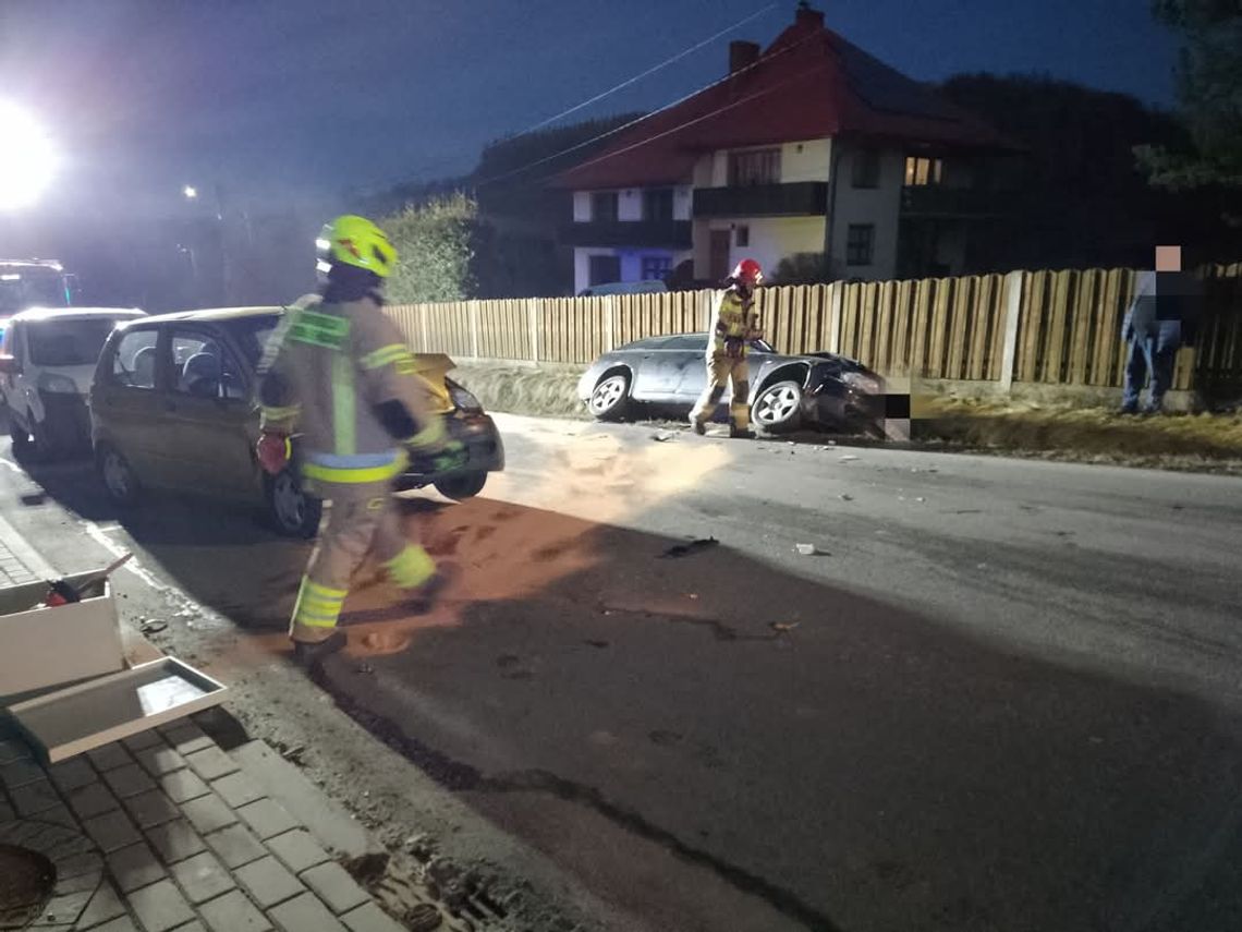 Czołowe zderzenie Audi i Matiza w Krzeszowie. Jedna osoba ranna [FOTO]