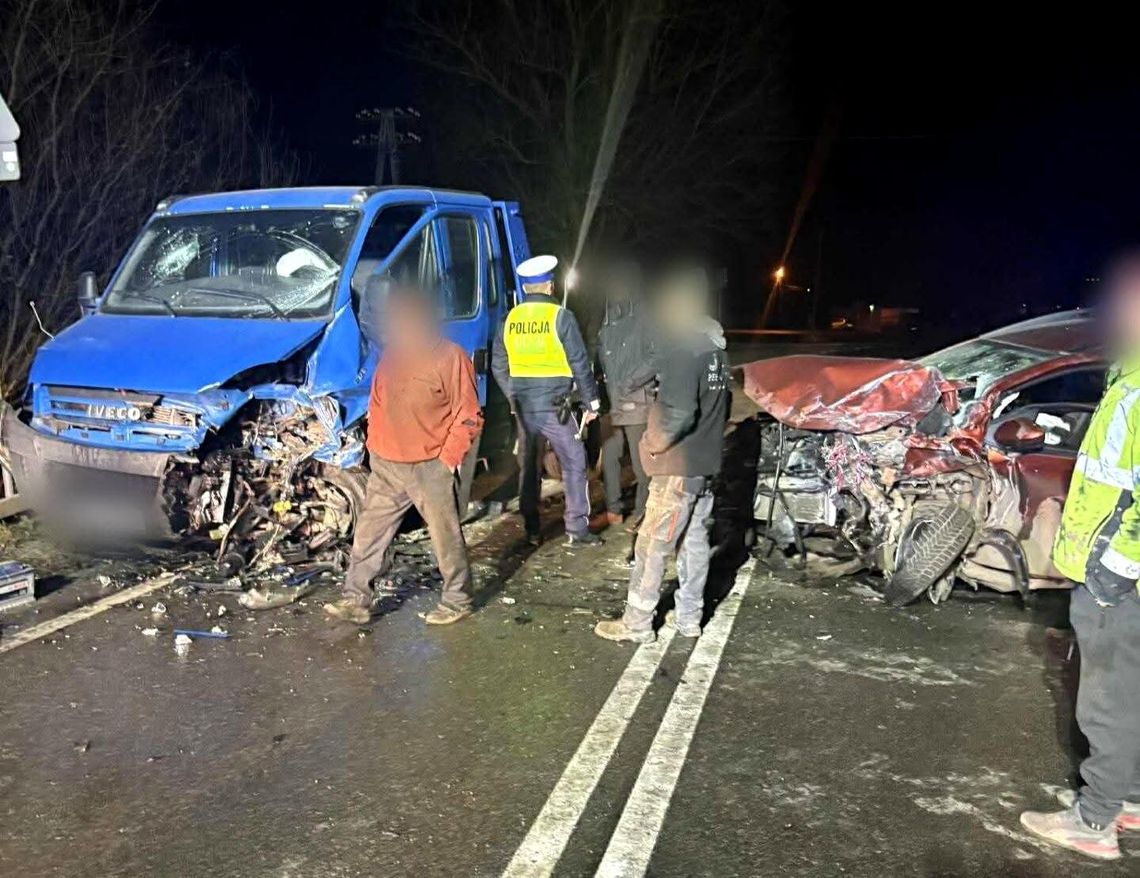Czołowe zderzenie busa z osobówką w Klonowie. Cztery osoby ranne, DW783 zablokowana Klonów, powiat miechowski, poważny wypadek drogowy, wypadek drogowy, cztery osoby ranne, akcja ratunkowa