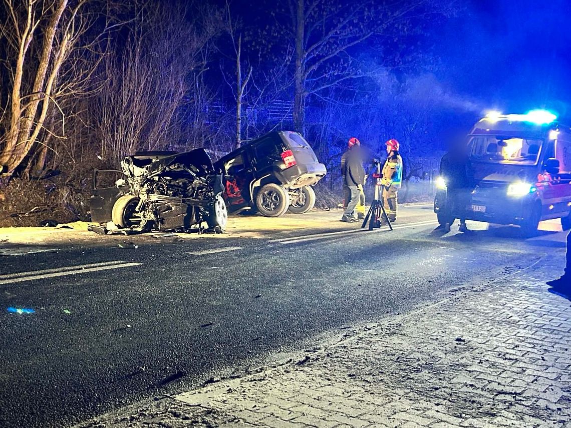 Czołowe zderzenie na DW968 w Lubomierzu. Akcja LPR i trzy osoby ranne Lubomierz, powiat limanowski, wypadek drogowy, trzy osoby ranne, poważny wypadek w lubomierzu, śmigłowiec LPR, Lotnicze Pogotowie Ratunkowe