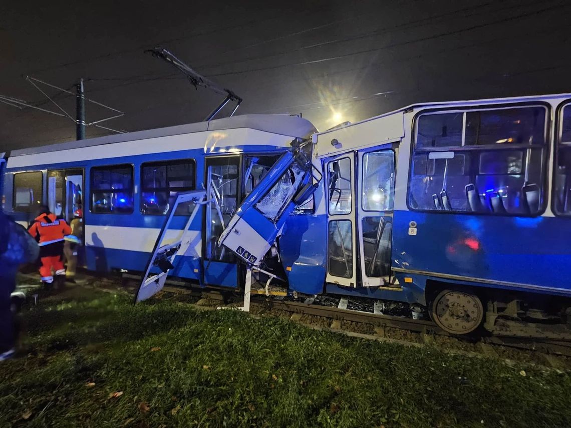 Rondo Kocmyrzowskie, Kraków, zderzenie tramwajów w Krakowie, ul bieńczycka, Kraków alarm, wypadek w Krakowie, wielu rannych, paraliż komunikacyjny w Krakowie