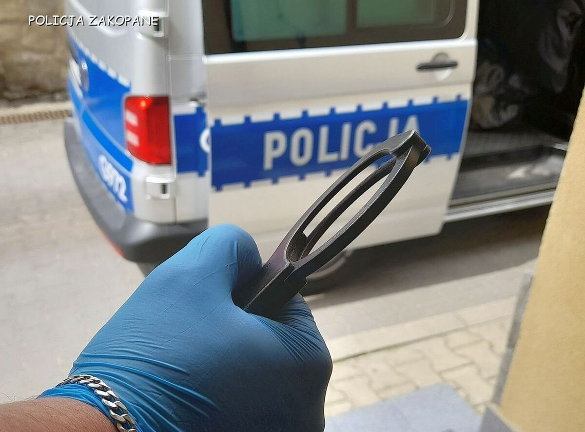 Czterech poszukiwanych w rękach tatrzańskiej policji. Dwie osoby trafiły za kratki Czterech poszukiwanych w rękach tatrzańskiej policji. Dwie osoby trafiły za kratki