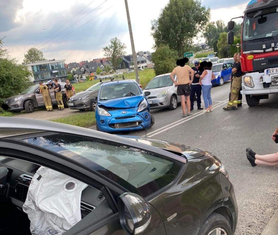 Na zdjęciu miejsce karambolu czterech samochodów w Bibicach