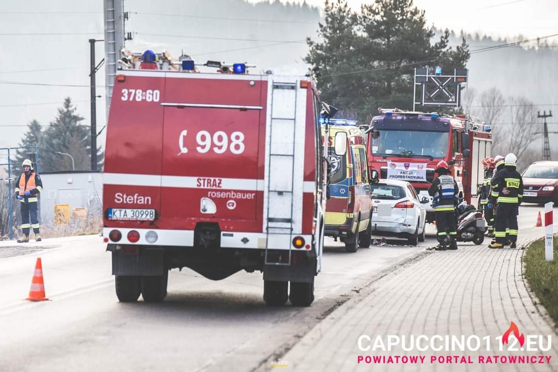 Dąbrówka Tuchowska. Zderzenie jednośladu z osobówką (ZDJĘCIA)