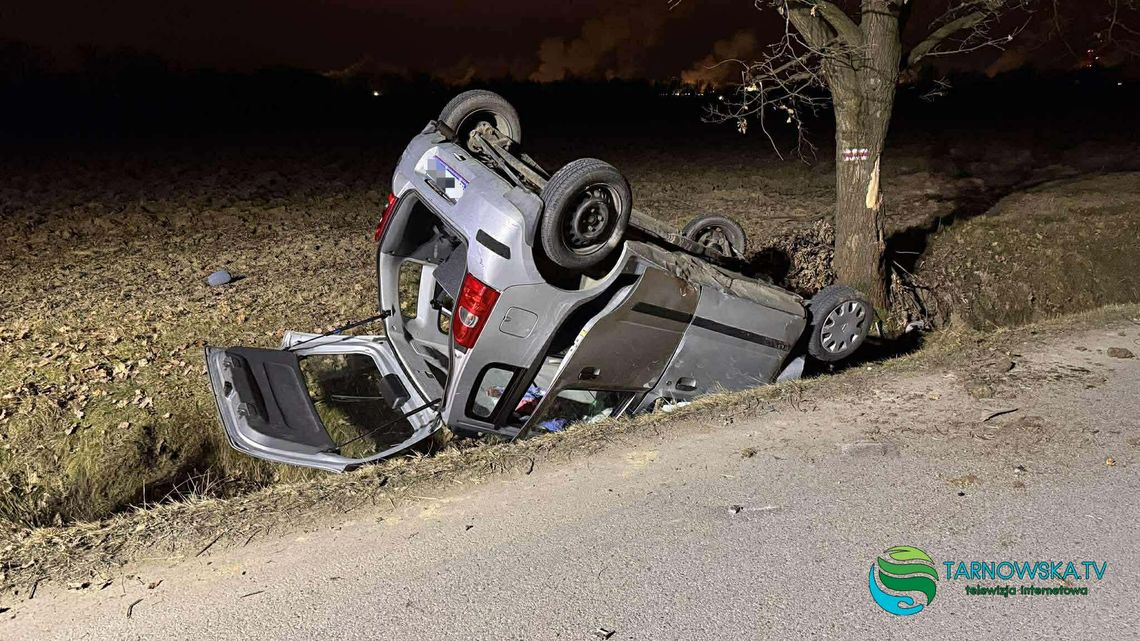 Tarnów, wypadek samochodowy, dachowanie samochodu, ranna starsza kobieta, poszkodowana starsza kobieta