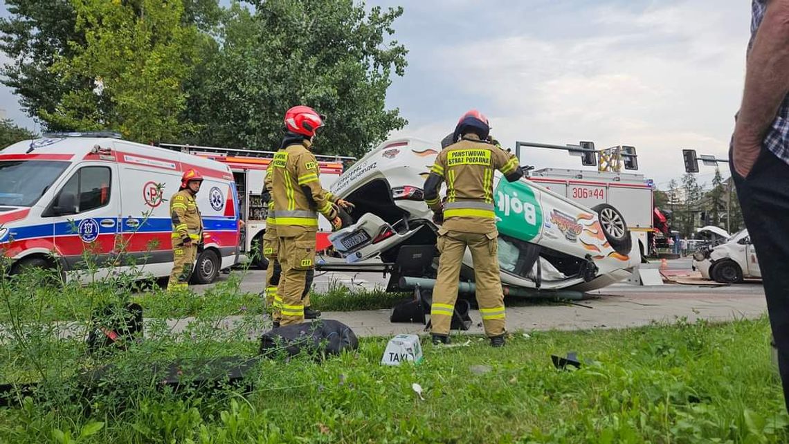 Na zdjęciu taksówka, która dachowała po wypadku w Krakowie