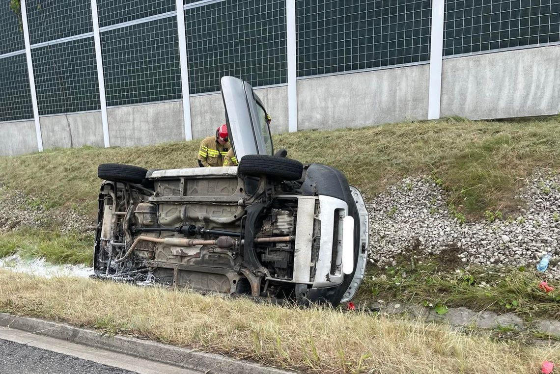 A4 wypadek Sterkowiec, dachowanie A4, wypadek A4 Tarnów, utrudnienia A4 Sterkowiec, wypadek samochodowy A4