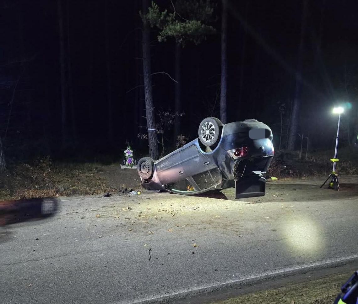Dachowanie osobówki na trasie z Olkusza do Gorenic. Jedna osoba ranna Olkusz, Gorenice, dachowanie samochodu osobowego, wypadek drogowy, akcja ratunkowa, gmina Olkusz, powiat olkuski