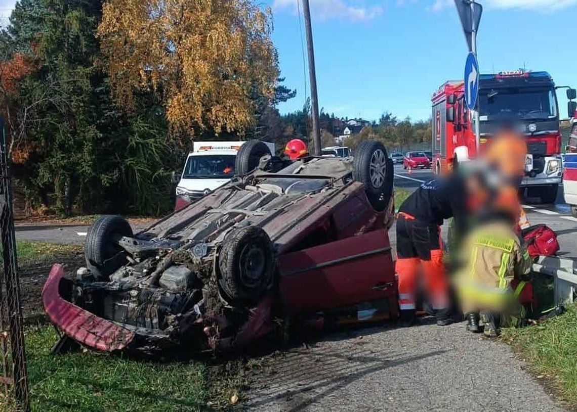 Zakopianka, Myślenice, dachowanie samochodu osobowego, wypadek na Zakopiance, utrudnienia drogowe na Zakopiance, dk7, akcja ratunkowa