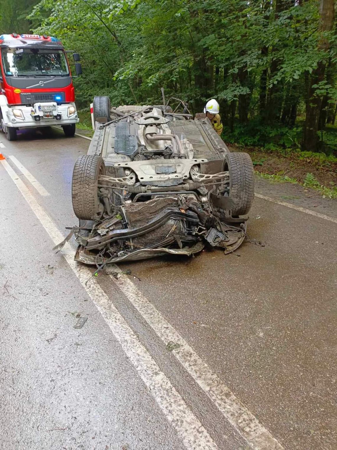 Na zdjęciu miejsce dachowania pojazdu na drodze między Wolbromiem a Dłużcem