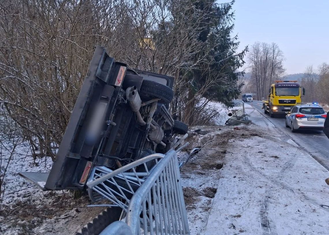 Lubień, powiat myślenicki, na sygnale, wypadek drogowy, wypadek, dachowanie samochodu dostawczego